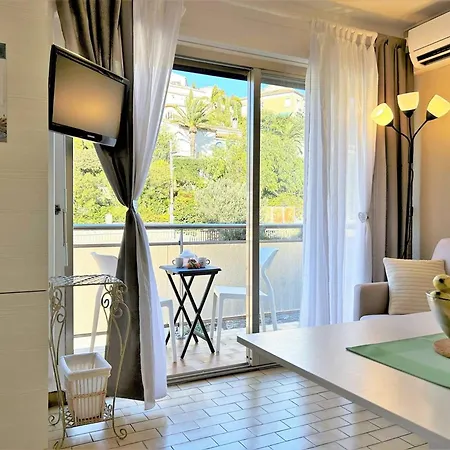 Pour 4 Personnes Au Coeur Du Lavandou Avec Vue Sur Les Collines - Fr-1-251-579 Апартаменти