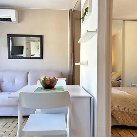 Pour 4 Personnes Au Coeur Du Lavandou Avec Vue Sur Les Collines - Fr-1-251-579