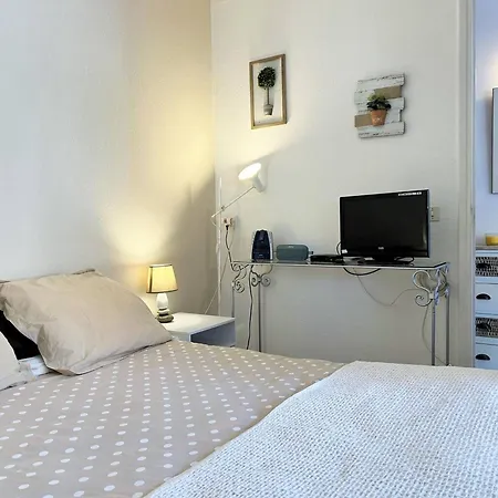 Apartman Pour 4 Personnes Au Coeur Du Lavandou Avec Vue Sur Les Collines - Fr-1-251-579 *