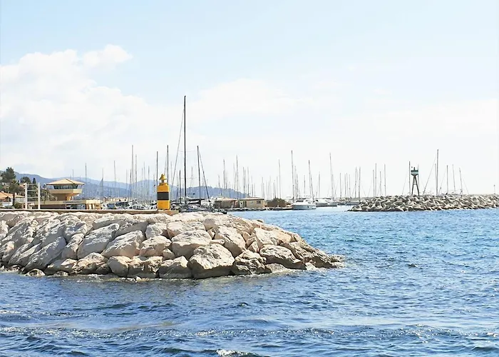 Pour 4 Personnes Au Coeur Du Lavandou Avec Vue Sur Les Collines - Fr-1-251-579 Le Lavandou