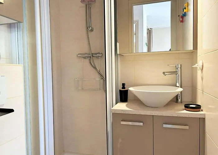 Pour 4 Personnes Au Coeur Du Lavandou Avec Vue Sur Les Collines - Fr-1-251-579 Daire *