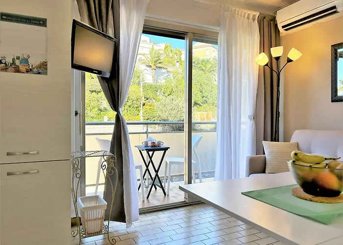 Pour 4 Personnes Au Coeur Du Lavandou Avec Vue Sur Les Collines - Fr-1-251-579 Apartman