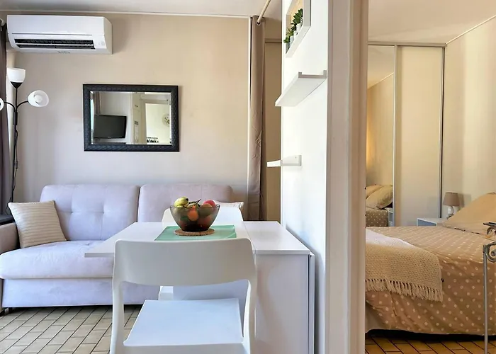 Pour 4 Personnes Au Coeur Du Lavandou Avec Vue Sur Les Collines - Fr-1-251-579