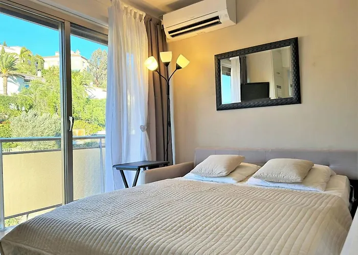 Pour 4 Personnes Au Coeur Du Lavandou Avec Vue Sur Les Collines - Fr-1-251-579 Daire *