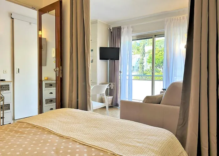 Pour 4 Personnes Au Coeur Du Lavandou Avec Vue Sur Les Collines - Fr-1-251-579 Daire Le Lavandou